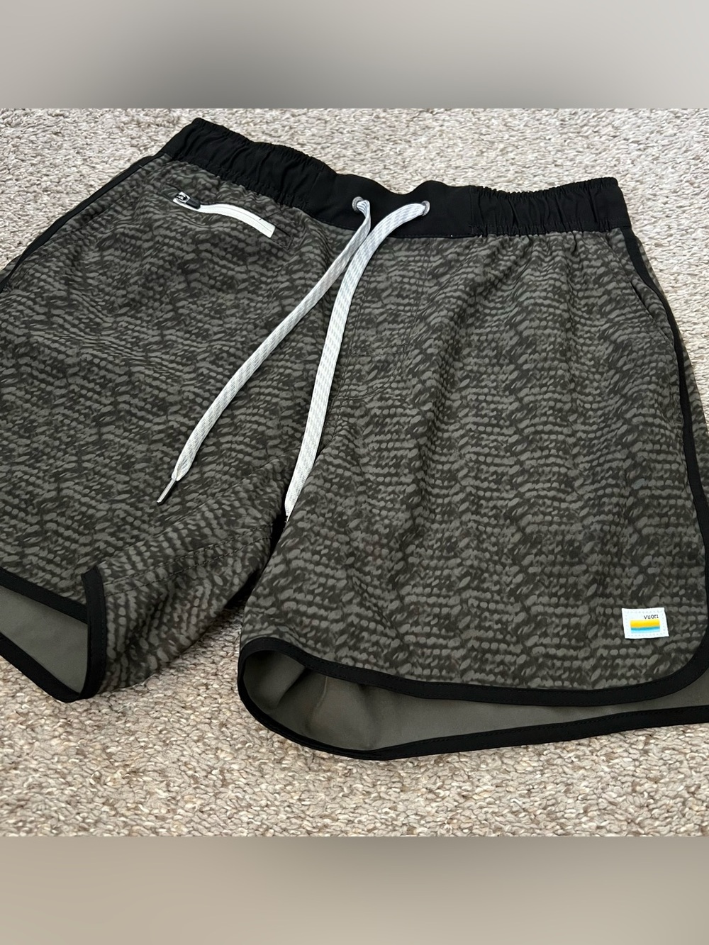 Vuori Olive-Pattern Athletic Shorts with White Drawstring Size Small